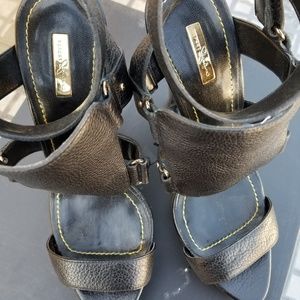 Report signature heels